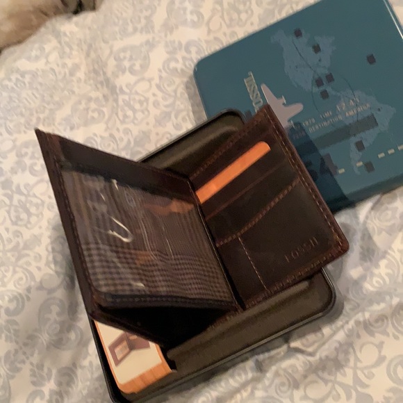 Fossil Genuine Leather Traveler Wallet in Tin - Picture 6 of 6